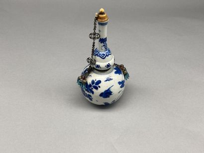 null Bottle vase of double gourd form in blue white porcelain said "blue of Hué"...