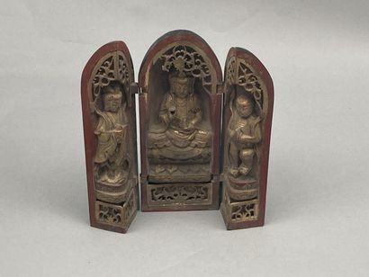 null Petit autel triptyque en bois sculpté et doré sur fond rouge à décor de Guanyin...