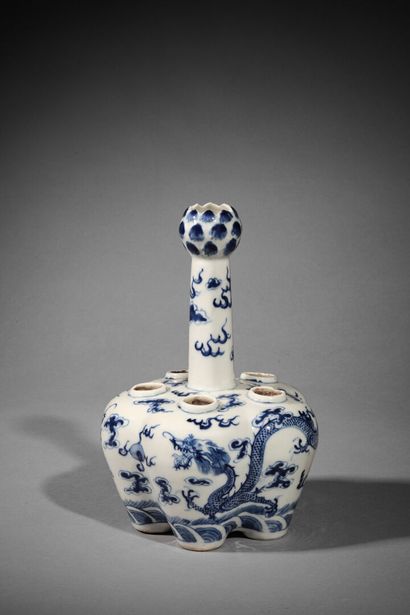 null Long necked bowl with five compartments (wu guan ping) in blue and white porcelain...