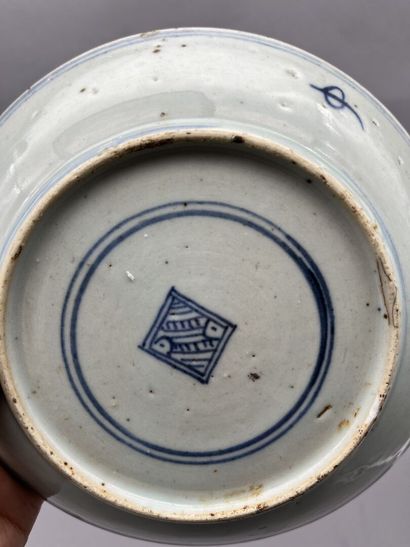 null Lot including:

A porcelain bowl of poly-lobed form. Blue and white decoration...