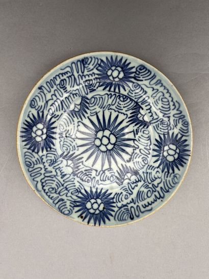 null Lot including:

A porcelain bowl of poly-lobed form. Blue and white decoration...