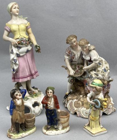 Lot in porcelain including: 

- HOCHT

Small...