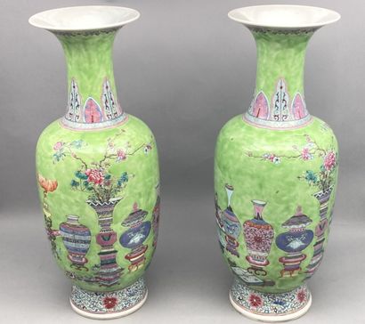 null Paire de vases de forme balustre en porcelaine émaillé polychrome sur fond vert...