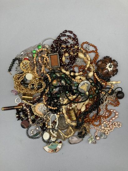 Important lot of costume jewelry including:...