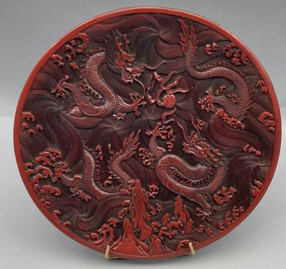 null Lot including : 

- A carved and engraved lacquer circular plate. Full decoration...