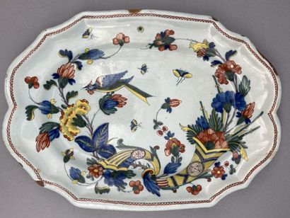 ROUEN

Oval dish in earthenware. Polychrome...