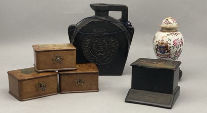 null Lot including : 

- 4 painted wooden boxes, two of them with key. 

Dimensions:...