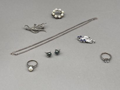 Lot of silver jewelry including:

- A neck...