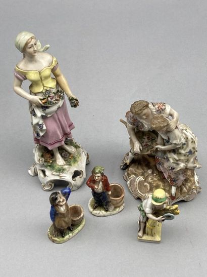 null Lot in porcelain including: 

- HOCHT

Small subject with polychrome decoration...