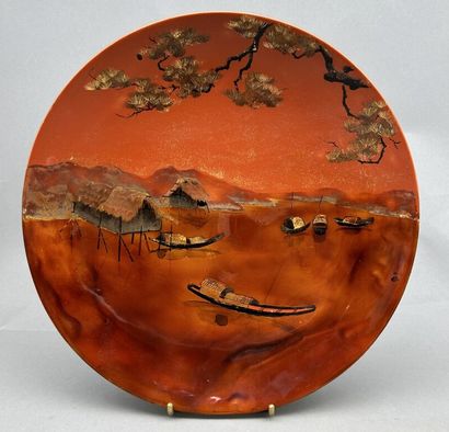 null Lot including : 

- NGUYEN QUANG MAU (20th century)

Circular lacquered wood...