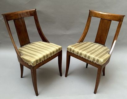 null Pair of gondola chairs in molded mahogany. Curved backrest with a vertical band....