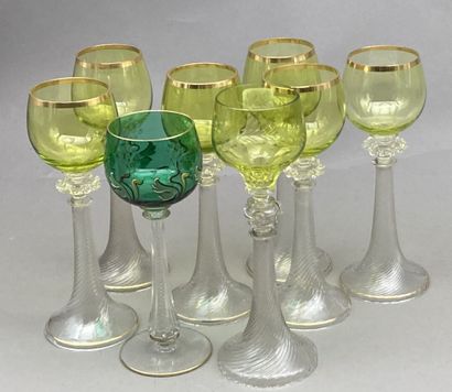 Lot including :

- A suite of 6 white wine...