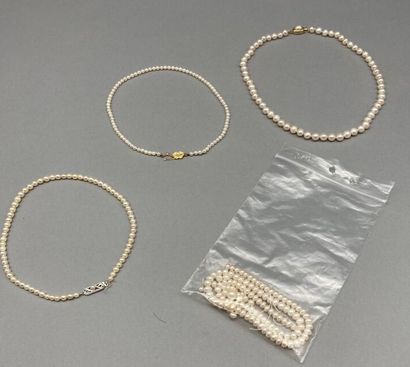 null Lot of costume pearl jewelry including:

- A choker necklace

- Two chokers

-...