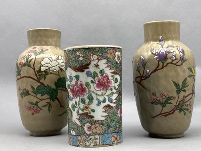 null Lot including :

- SAMSON

 Pair of porcelain vases of baluster shape. Enamelled...