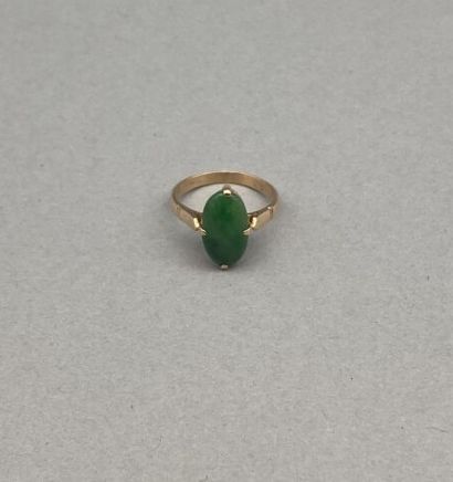 null Ring in 18 K gold (750 °/°°) set with a small oval cabochon in jade. 

Gross...