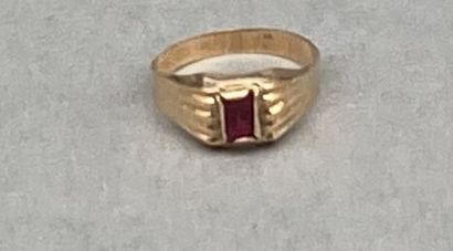 null Lot in 14 K gold (585 °/°°) including :

- A small signet ring set with a rectangular...