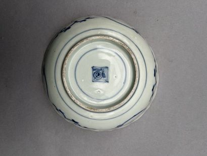 null Lot including:

- A porcelain bowl of poly-lobed form. Blue and white decoration...