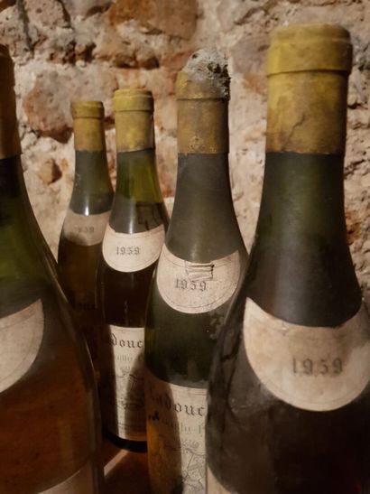 null Lot including :

- Pouilly fumé, Ladoucette Frères, 1959. 

2 bottles.

Low...
