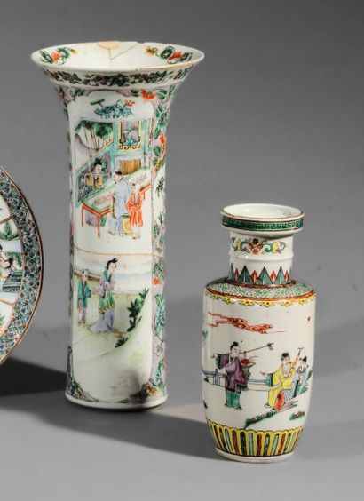 null Lot including : 

- A pair of porcelain vases of horn shape. Polychrome decoration...