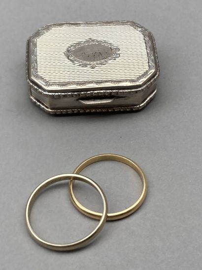 null Lot including :

- A wedding ring in 18 K gold (750 °/°°). Ring model. Not engraved.

Weight...