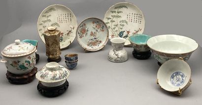 null Important lot of Chinese porcelain including:

- Two bowls, one decorated with...