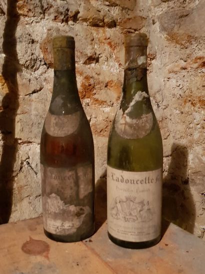 null Lot including :

- Pouilly fumé, Ladoucette Frères, 1959. 

2 bottles.

Low...