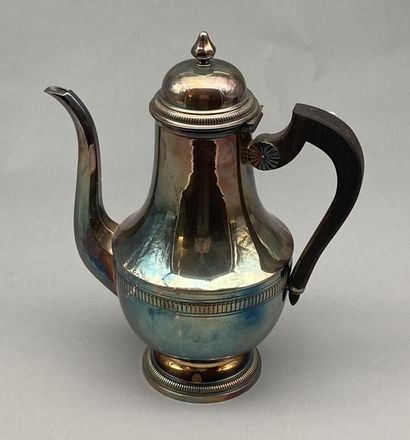 null Lot in silver plated metal including : 

- A coffee pot with swollen body. Hinged...