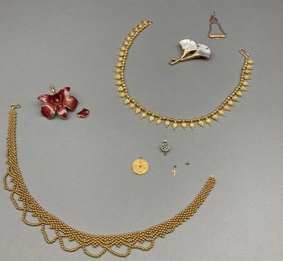 Lot of jewels with gilded metal setting including...