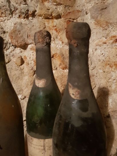 null Lot including: 

- Chablis, Grand cru Vaudésir, Charles Beyerand, 1946.

4 bottles.

Level...