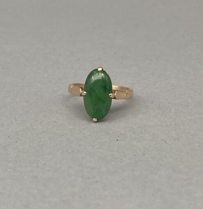 null Ring in 18 K gold (750 °/°°) set with a small oval cabochon in jade. 

Gross...