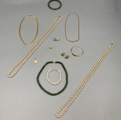 Important lot of costume jewelry including...