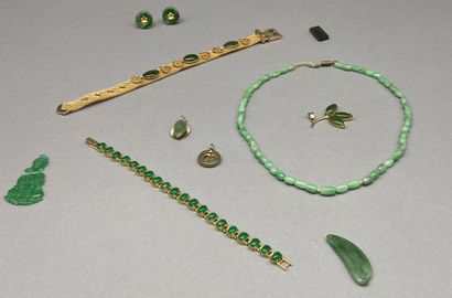 null Lot of jewels with gilded metal setting of jade, jadeite or green stones including...