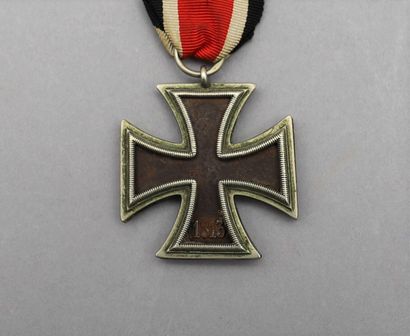 Military decoration showing a cross pattée...