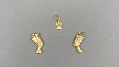 null Lot in 14 K gold (585°/°°) including : 

- Two pendants representing the profile...