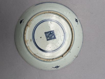 null Lot including:

- A porcelain bowl of poly-lobed form. Blue and white decoration...