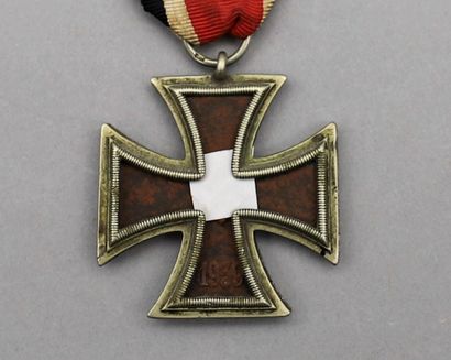 null Military decoration showing a cross pattée in metal. Metal bottom dated 1813-1939....