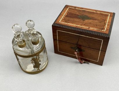 null 
Lot including : 

- A perfume cellar with six small crystal bottles. Decorated...