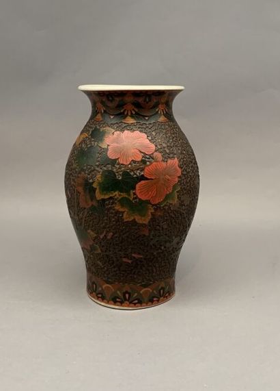 JAPAN

Polychrome porcelain baluster vase...