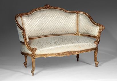 null 
Sofa basket curved wood, molded, carved, stuccoed and gilded. Backrest centered...