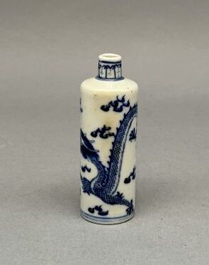null Straight snuffbox with circular body in porcelain. Blue and white monochrome...