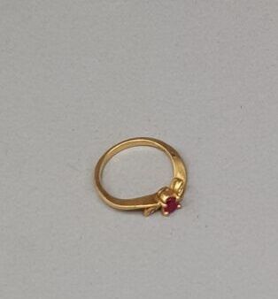 null Lot including: 

- Ring signet ring in 18 K gold (750 °/°°) set with a red stone...