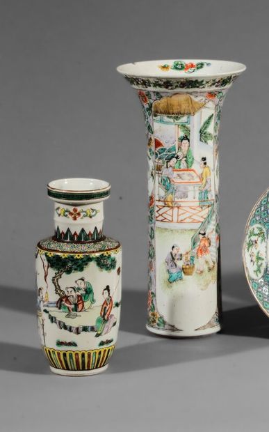Lot including : 

- A pair of porcelain vases...