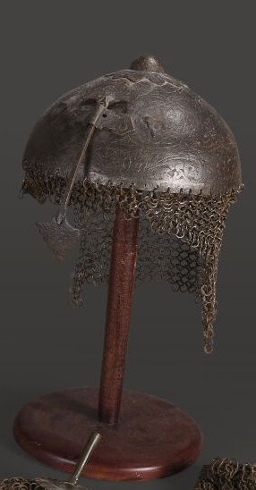 null Casque indo-persan.
Bombe hémisphérique gravée à décor de frises et de feuillages...