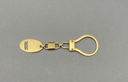 null Porte-clés en or 18 K (750 °/°°). Attache en fer à cheval retenant en pendentif...