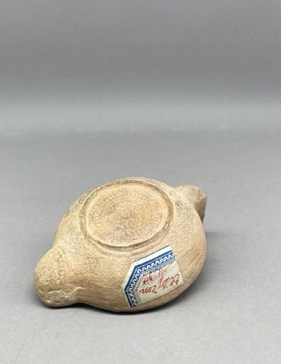 null Lampe à huile en terre cuite antique. Trâce d'étiquette. 
Art romain, IIIe siècle.
Diamètre :...