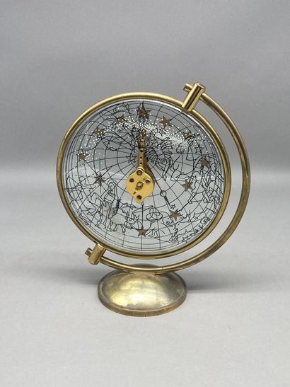null JAEGER LECOULTRE.
 Pendule de table astrolabe en verre blanc enserré dans une...
