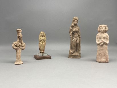 null Lot composé de quatre statuettes : Une joueuse de flûte, une femme, une déesse...