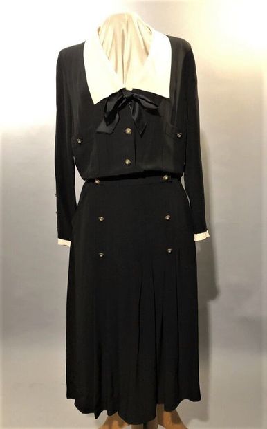 null Lot including: 


- CHANEL, Boutique, circa 1990


Black silk dress with pleated...