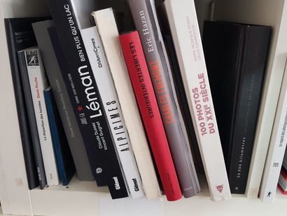 null Lot of books including:


- An important set of books on the theme of photography,...