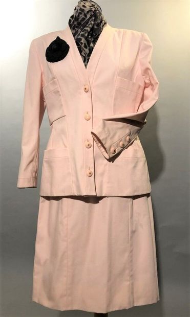 null Lot including:


- CHANEL, Boutique


Pink cotton suit including : 


a jacket...